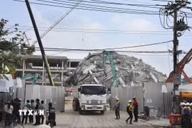 Tòa nhà bị sập tại thủ đô Bangkok, Thái Lan, do ảnh hưởng của trận động đất ở Myanmar. (Ảnh: Kyodo/TTXVN)