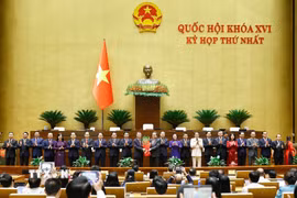 Chủ tịch Quốc hội Trần Thanh Mẫn tặng hoa chúc mừng Thủ tướng, Phó Thủ tướng Chính phủ, Bộ trưởng và thành viên khác của Chính phủ nhiệm kỳ 2026-2031. (Ảnh: Doãn Tấn/TTXVN)