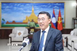 Trưởng ban Đối ngoại Trung ương Lào Bounleua Phandanouvong trả lời phỏng vấn. (Ảnh: Xuân Tú/TTXVN)