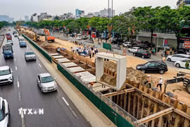 Công nhân triển khai lắp đặt cống đúc sẵn tại tuyến Võ Chí Công. (Ảnh: Trung Nguyên/TTXVN)