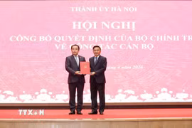 Ủy viên Bộ Chính trị, Thường trực Ban Bí thư Trần Cẩm Tú trao Quyết định của Bộ Chính trị cho đồng chí Trần Đức Thắng. (Ảnh: Phương Hoa/TTXVN)