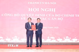 Ủy viên Bộ Chính trị, Thường trực Ban Bí thư Trần Cẩm Tú trao Quyết định của Bộ Chính trị cho đồng chí Trần Đức Thắng. (Ảnh: Phương Hoa/TTXVN)