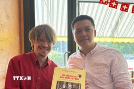 Tổng Bí thư Đảng Cộng sản Thụy Sĩ Massimiliano Ay và phóng viên TTXVN tại Thụy Sĩ. (Ảnh: Văn Tuấn/TTXVN)