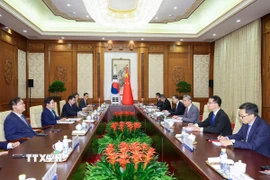 Bộ trưởng Ngoại giao Trung Quốc Vương Nghị (thứ 3, phải) tiếp ông Park Byeong Seug, Đặc phái viên của Tổng thống Hàn Quốc Lee Jae Myung (thứ 2, trái). (Ảnh: THX/TTXVN)
