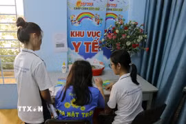 Các cộng tác viên xã hội hỗ trợ nạn nhân bạo lực, xâm hại học tập, sinh hoạt tại nhà tạm lánh của mô hình Bồ Công anh, ở phường Hạnh Thông, Thành phố Hồ Chí Minh. (Ảnh: Thanh Vũ/TTXVN)