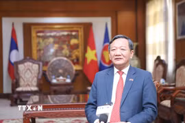 Đại sứ Việt Nam tại Lào Nguyễn Minh Tâm trả lời phỏng vấn. (Ảnh: Xuân Tú/TTXVN)