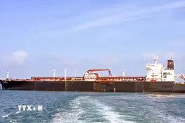 Tàu chở khí dầu mỏ hóa lỏng cập cảng Vadinar ở Gujarat, Ấn Độ, sau khi di chuyển qua eo biển Hormuz. (Ảnh: ANI/TTXVN)