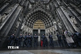 Cảnh sát tăng cường an ninh bên ngoài Nhà thờ Cologne, Đức. (Ảnh: AFP/TTXVN)