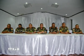 Đại tá Michael Randrianirina (giữa) trong cuộc gặp giữa các quan chức quân đội Madagascar và thành viên Quốc hội ở thủ đô Antananarivo, sau khi lực lượng quân đội tuyên bố giành quyền kiểm soát đất nước, ngày 14/10. (Ảnh: THX/TTXVN)