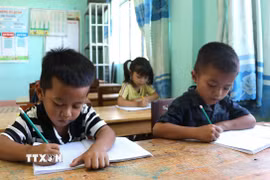Dạy tiếng Việt cho học sinh dân tộc thiểu số. (Ảnh: Đinh Hương/TTXVN)