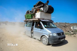 Người dân Palestine trở về nhà tại Dải Gaza. (Ảnh: THX/TTXVN)