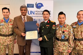 Ngài Harinder Sood, Trưởng Cơ quan Huấn luyện tích hợp (ITS), trao chứng nhận Khóa huấn luyện UNSOC của Cục Gìn giữ hòa bình Việt Nam đạt chuẩn huấn luyện tiền triển khai của Liên hợp quốc.
