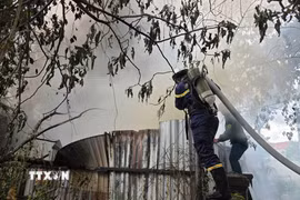 Lực lượng phòng cháy chữa cháy khẩn trương dập lửa. (Ảnh: Trịnh Duy Hưng/TTXVN)