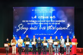Ban tổ chức trao chứng nhận cho các tác giả có tác phẩm văn học được nghiệm thu. (Ảnh: Phương Lan/TTXVN)