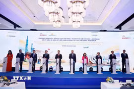 Tổng Bí thư, Chủ tịch nước Tô Lâm và các đại biểu thực hiện nghi thức kỷ niệm 35 năm kết nối hàng không, du lịch Việt Nam-Australia. (Ảnh: Thống Nhất/TTXVN)