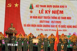 Thừa ủy quyền của Chủ tịch nước, Trung tướng Hồ Văn Thái, Bí thư Đảng ủy, Chính ủy Quân khu 9 trao Huân chương Chiến công hạng Nhất tặng Bộ Tham mưu Quân khu 9. (Ảnh: Nguyễn Văn Việt/TTXVN)