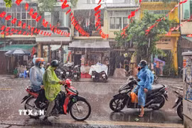 Cảnh báo mưa dông kèm lốc sét ở Hà Nội. (Ảnh: Thanh Tùng/TTXVN)