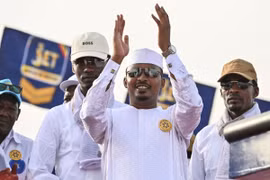Tổng thống Cộng hòa Chad Mahamat Idriss Deby (giữa). (Ảnh: AFP/TTXVN)
