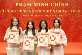 Du học sinh Việt Nam tại Trung Quốc tham gia cuộc gặp của Thủ tướng Phạm Minh Chính với cộng đồng người Việt Nam tại Trung Quốc. (Ảnh: Công Tuyên/Vietnam+)