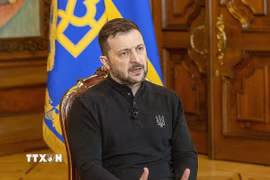 Tổng thống Ukraine Volodymyr Zelensky trả lời phỏng vấn báo chí ở Kiev. (Ảnh: Kyodo/TTXVN)
