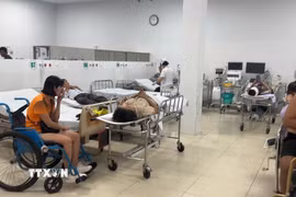 Cấp cứu người bị thương tại bệnh viện đa khoa Bình Thuận. (Ảnh: TTXVN phát)