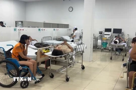 Cấp cứu người bị thương tại bệnh viện đa khoa Bình Thuận. (Ảnh: TTXVN phát)