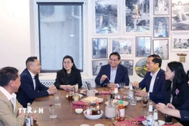 Thủ tướng Phạm Minh Chính và Phu nhân thăm gia đình đa văn hóa tại Estonia, thưởng thức phở truyền thống và càphê Việt Nam. (Ảnh: Dương Giang/TTXVN)
