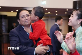 Thủ tướng Phạm Minh Chính và Phu nhân với cộng đồng người Việt Nam tại Estonia. (Ảnh: Dương Giang/TTXVN)