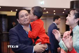 Thủ tướng Phạm Minh Chính và Phu nhân với cộng đồng người Việt Nam tại Estonia. (Ảnh: Dương Giang/TTXVN)