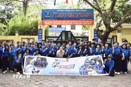 Đội hình tiếp sức mùa thi tại điểm thi trường THPT Phan Đình Phùng. (Ảnh: Minh Đức/TTXVN)