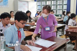 Thí sinh tại điểm thi Trường THPT Nguyễn Hữu Huân, Thành phố Hồ Chí Minh. (Ảnh: Thu Hoài/TTXVN)