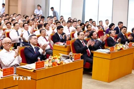 Chủ tịch Quốc hội Trần Thanh Mẫn xem ấn phẩm trưng bày tại đại hội. (Ảnh: Doãn Tấn/TTXVN)