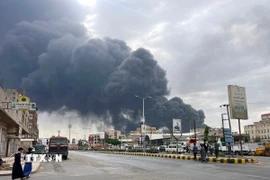 Khói bốc lên sau cuộc không kích của Israel tại Sanaa, Yemen. (Ảnh: THX/TTXVN)