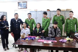 Từ trái sang các đối tượng gồm: Châu Văn Cường, Sầm Thị Hiền và Lô Văn Tuấn và tang vật tại cơ quan công an. (Ảnh: TTXVN phát)