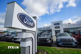 Xe ôtô được bày bán tại cửa hàng của Hãng xe Ford (Mỹ) ở Vancouver, British Columbia, Canada. (Ảnh: THX/TTXVN)