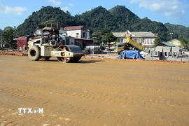 Các đơn vị thi công đang tập trung máy móc đẩy nhanh hoàn thiện hạ tầng khu tái định cư Hùng Lợi (Tuyên Quang). (Ảnh: Hoàng Hải/TTXVN)