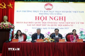 Các đại biểu lắng nghe ý kiến của cử tri phường Võ Cường. (Ảnh: Danh Lam/TTXVN)