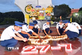 Cán bộ, chiến sỹ Bộ Tư lệnh Vùng Cảnh sát biển 4 thắp nến tri ân tại nghĩa trang Liệt sỹ Phú Quốc. (Ảnh: TTXVN phát)