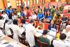 Công tác lấy mẫu sinh phẩm ADN của thân nhân liệt sỹ các phường Nha Trang, Tây Nha Trang, Nam Nha Trang và Bắc Nha Trang. (Ảnh: Phan Sáu/TTXVN)