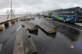 Khắc phục hệ thống phân cách cứng bị trôi sạt trên Quốc lộ 1