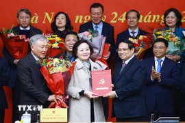 Thủ tướng Phạm Minh Chính trao Quyết định cho Đảng bộ Bộ Nội vụ. (Ảnh: Dương Giang/TTXVN)