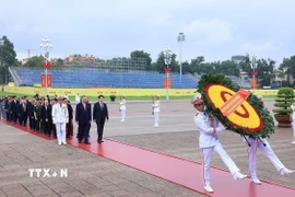 Đoàn đại biểu lãnh đạo, nguyên lãnh đạo Đảng, Nhà nước cùng các bộ ngành Trung ương, đến đặt vòng hoa và vào Lăng viếng Chủ tịch Hồ Chí Minh. (Ảnh: Tuấn Anh/TTXVN)