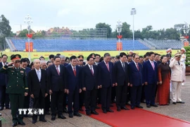 Đoàn đại biểu lãnh đạo, nguyên lãnh đạo Đảng, Nhà nước cùng các bộ ngành Trung ương, đến đặt vòng hoa và vào Lăng viếng Chủ tịch Hồ Chí Minh. (Ảnh: Tuấn Anh/TTXVN)