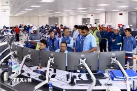 Lãnh đạo PV Power cùng các kỹ sư chính thức vận hành Nhà máy điện Nhơn Trạch 3 hòa lưới điện quốc gia. (Ảnh: TTXVN phát)