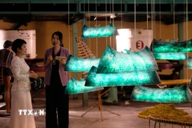 Khán giả tham quan khu vực trưng bày các tác phẩm nghệ thuật về “Hồn đất - Hồn nghề” ở xứ trà B’Lao. (Ảnh: Nguyễn Dũng/TTXVN)