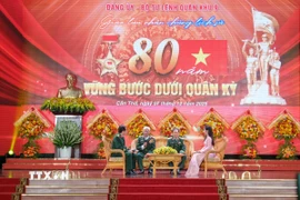 Các khách mời tham gia giao lưu nhân chứng lịch sử với chủ đề “80 năm vững bước dưới Quân kỳ” của Quân khu 9. (Ảnh: Thanh Liêm/TTXVN)
