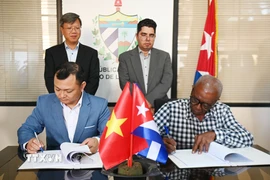 Ông Nguyễn Khắc Hoàng, Giám đốc công ty Hoàng Gia Việt, và đại diện của công ty nông nghiệp Alquizar, thuộc Tập đoàn doanh nghiệp Nông Lâm nghiệp Artemisa của Cuba, ký hợp đồng hợp tác. (Ảnh: Việt Hùng/TTXVN)