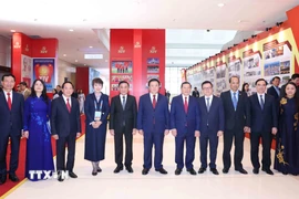 Thường trực Ban Bí thư Trần Cẩm Tú cùng các lãnh đạo Đảng, Nhà nước tham quan Trưng bày ảnh “Dưới cờ Đảng - đất nước tiến vào kỷ nguyên mới” do Thông tấn xã Việt Nam thực hiện. (Ảnh: Minh Quyết/TTXVN)