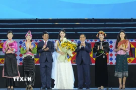 Thủ tướng Phạm Minh Chính cùng lãnh đạo tỉnh Điện Biên chúc mừng Tân Đại sứ Du lịch tỉnh Điện Biên - Á Hậu Vũ Thúy Quỳnh. (Ảnh: Xuân Tư/TTXVN)