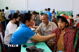 Nhân viên y tế Bệnh viện Đa khoa Vĩnh Long tham gia khám bệnh miễn phí cho người dân. (Ảnh: Lê Thúy Hằng/TTXVN)